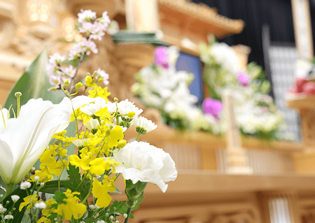 お別れの時に花を配る